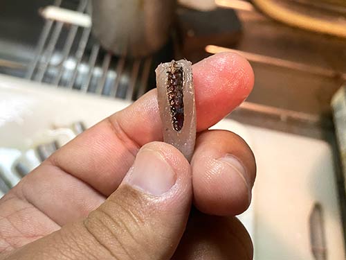 腹に黒い部分が残るのでこれを使わなくなった歯ブラシ等でとり除く