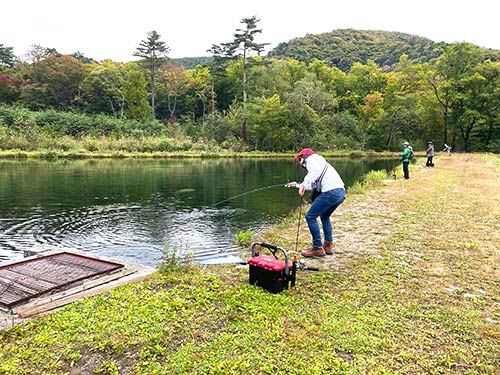 ポンドに広がり各々の釣りを楽しむ参加者