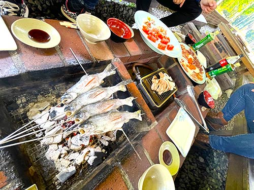 『フィッシングランド鹿島槍ガーデン』自慢のバーベキュー。釣りだけでなく食事も楽しむことが出来る