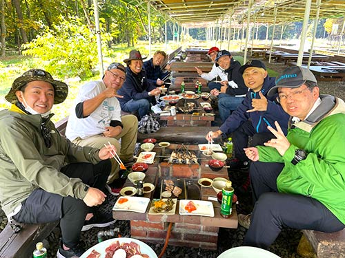 村田さんを囲んでのランチ。ここでしか聞けない話なども飛び交い、釣りよりも大盛り上がり!?