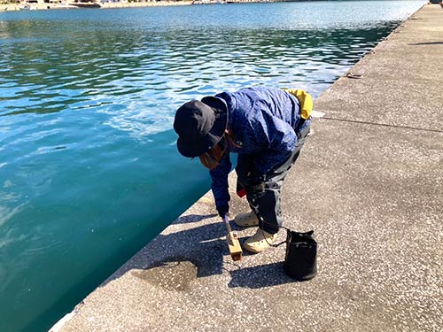 釣りの後は釣り場に感謝し、田尻さんと釣り場を清掃した。