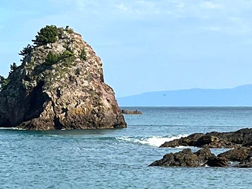 沖には磯もあり、ここで釣りを楽しんでいる人も見えた