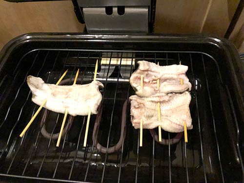 さばいた身は串を打ち、電気式の魚焼きグリル(山善製)で、まずは白焼きに。