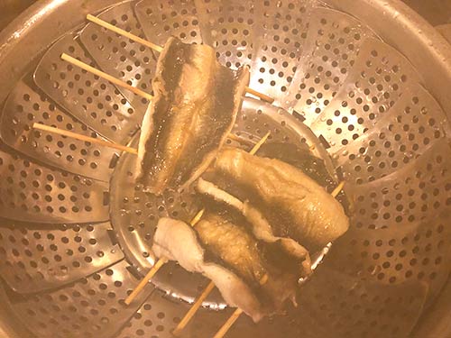 蒲焼きにする前に、一度蒸して、身をふわりとさせる。