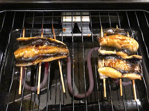 たれを塗りつつ、魚焼きグリルで蒲焼きにする。たれはスーパーで買ってきた蒲焼きのたれ。