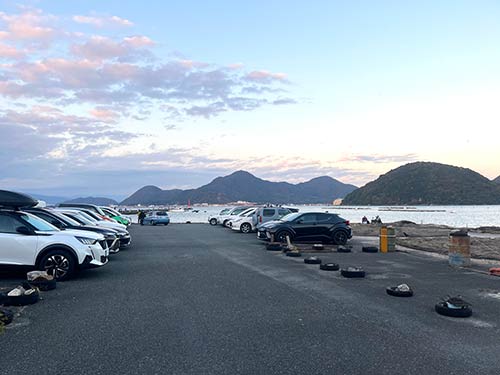 港には整備された駐車スペース。1日500円