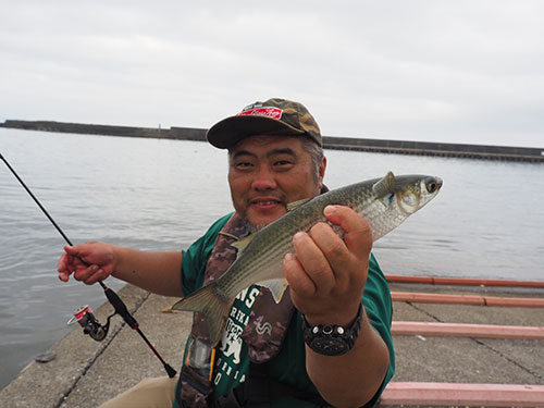 釣れた! と思ったら、口の外側にかかっていた。ちゃんと口の中にかかった魚もいたけど、逃げられた。マレッティング、意外に奥が深くて面白い!