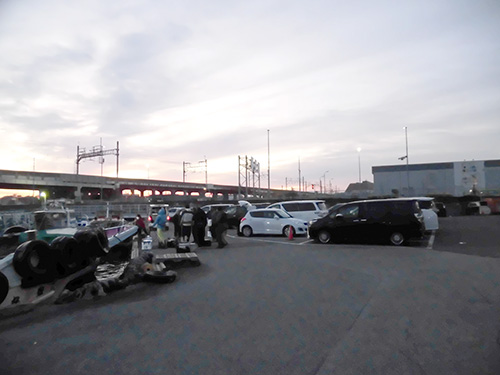 港内を右奥に進むと駐車場がある