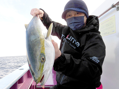 まずミヨシの釣り人に4、5kg級のワラサが来た!