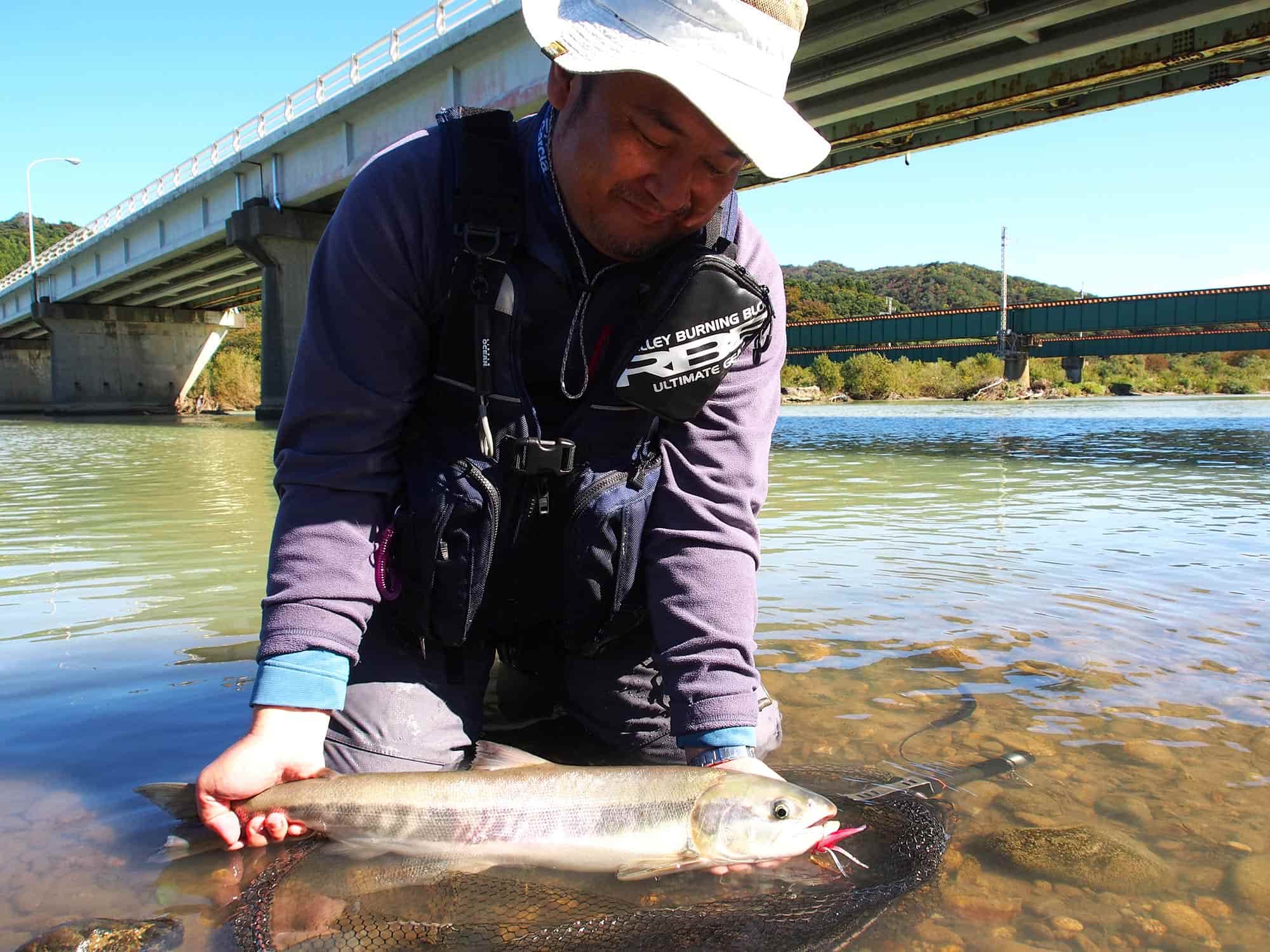 僕が釣りあげた66cmのメス。12年振りのサケだ。3人で1匹だけだが、されど1匹。このサケ、この釣行を肴に何度も酒が飲める