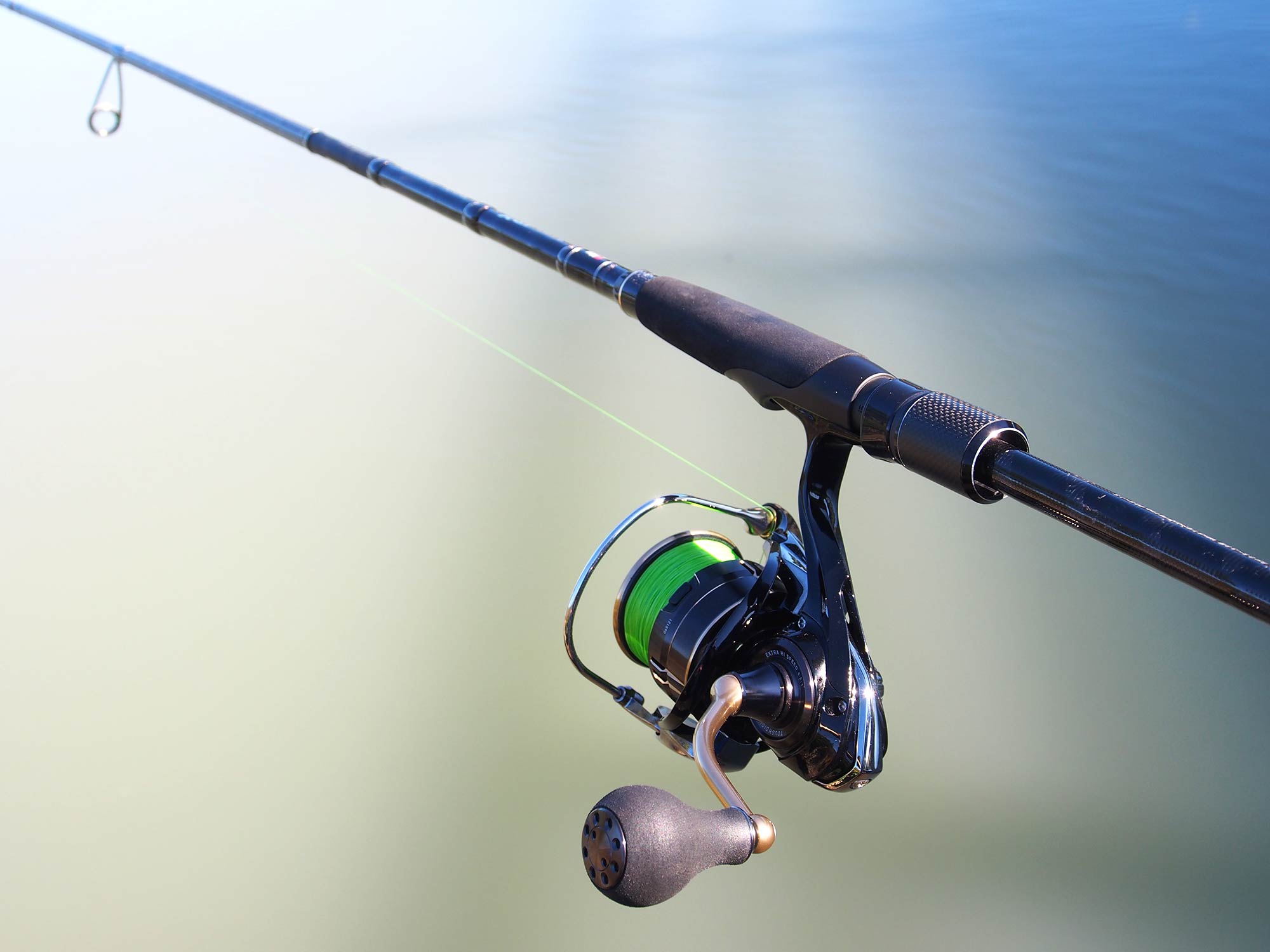 ロッドは汎用性の高い9フィートのソルト用ルアーロッド。リールはバリスティックLT4000-CXH(DAIWA)。ラインはPE1.5号にフロロリーダー20lbをセット
