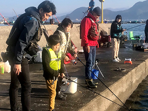 子供たちは堤防の中間位置でまずは様子を見ることにした
