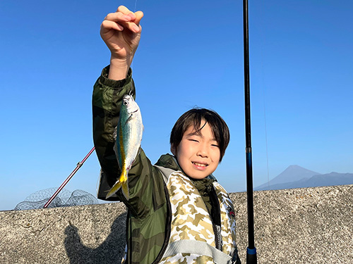兄が幸先よくタカベをゲット