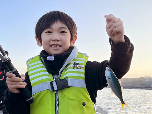 弟も兄に負けじとタカベを釣り上げた