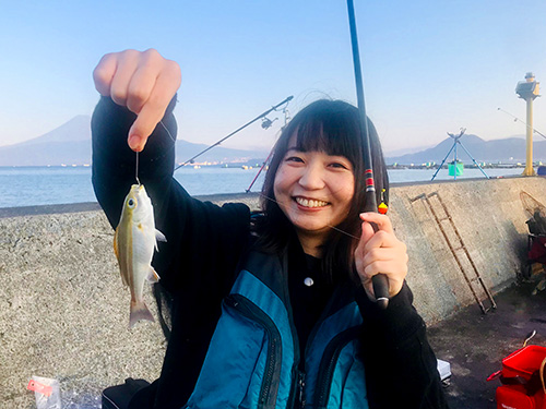 初めて釣ったイサキに満面の笑み