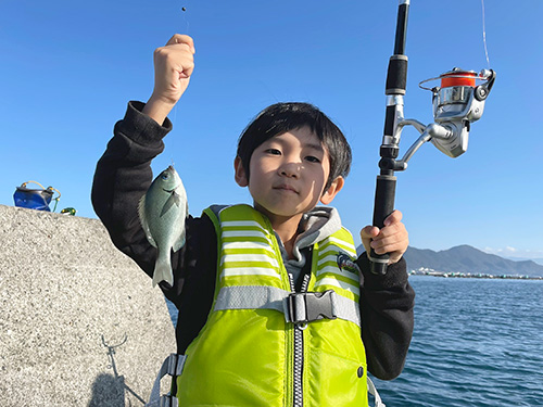 兄が釣れば弟もすぐにメジナを釣り上げた