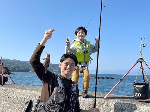 父の釣果に喜ぶ息子