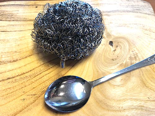 ニジマスをさばく時は包丁のほかに、ぜひこの2アイテムを用意。ステンレスたわしは100円ショップで購入。スプーンは家にあるモノを用意。これもステンレス製の硬いモノを使用。プラスチック製だと、多分、折れますね