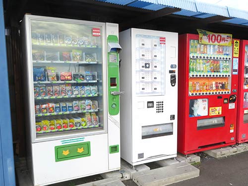 営業時間外でも、飲み物や餌、糸や仕掛け、オモリまで自動販売機で購入できる