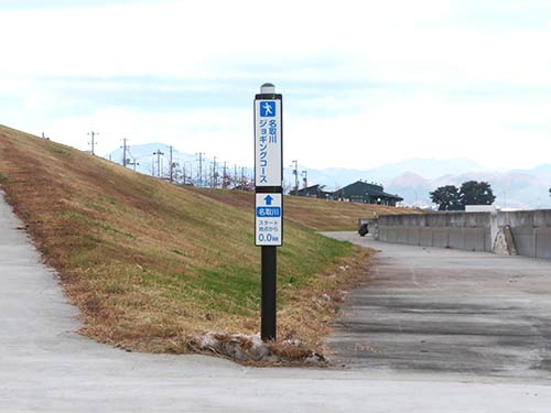 土手沿いはランニングコース、サイクリングコースにもなっている
