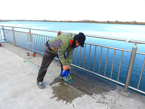 釣り場の清掃をして場所を移動