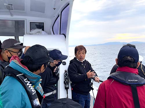 実釣前に船長から落とし込み釣りのレクチャーを受ける参加者
