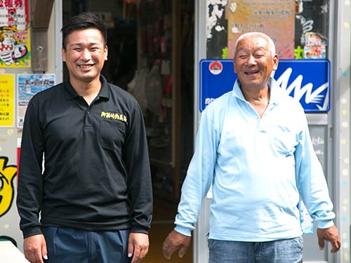 『御箱崎釣具店』の大羽美年さん(左)、大羽道廣さん(右)