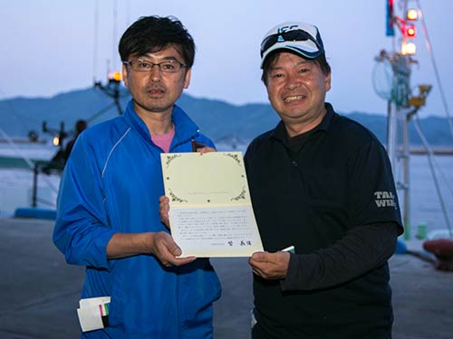大槌町役場職員・釣り大会の運営も務めた石井満さんにメッセージを手渡し