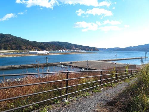 大槌港の波止。先に「ひょっこりひょうたん島」のモデル蓬莱島が見える