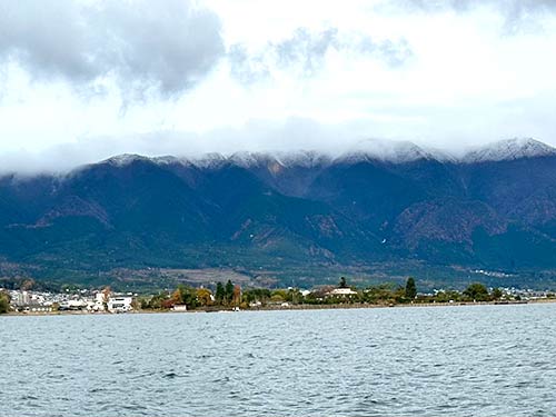 当日は比良山脈が初冠雪。寒いわけだ。日中も10℃くらいまでしか上がらなかった