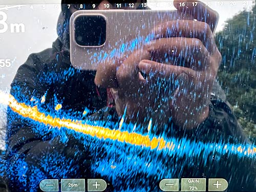 バスのような影が映るが、全然ルアーを喰ってくれない。普通にスレている?
