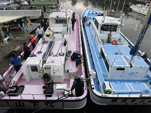 写真左の「第三十一山下丸」に乗り込んだ