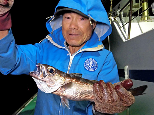 反対舷でもこのサイズ、魚影は濃い