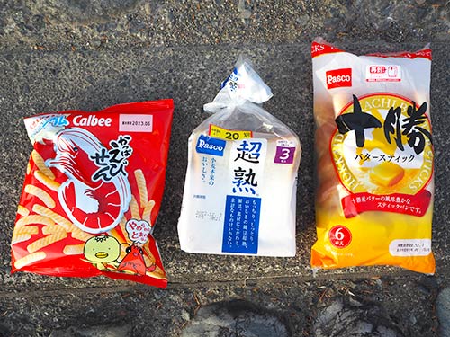 定番は真ん中の食パン。右側のスティックパンはちぎりやすい。左側のかっぱえびせんはパンに匹敵するほどコイが釣れるという。飛ばしにくいが、餌持ちはいい。