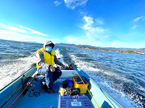 真野浜を出発し、琵琶湖のど真ん中へとボートを走らせる我々