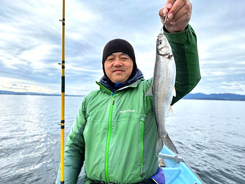 哀れな語り部にはウグイが優しくしてくれた。しかし、なにか掛かる度に130mくらい仕掛けを巻き上げるのでガッカリ感も重い
