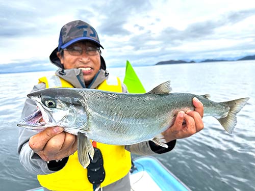 そしてついに、特大のビワマス(58cm、1,920g)をキャッチ成功。合わせた直後からかつてない強い引きだったという