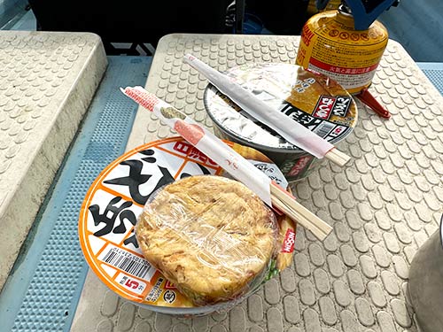 昼メシはカップ麺。この時期はアウトドア湯沸器が最高の仕事をする