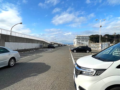 駐車場に入り左手奥に進めば釣り場も近い