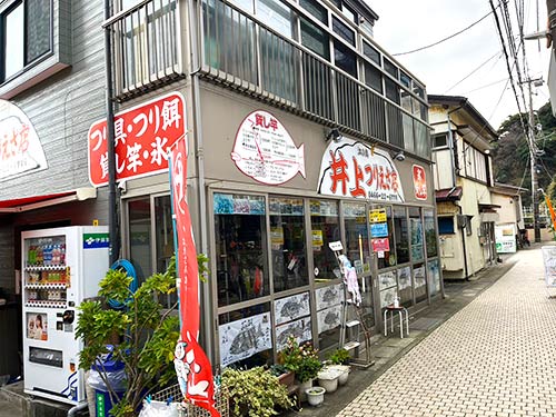 近くにあるもう1軒の『井上つりえさ店』。貸し竿もある