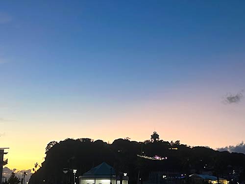 夕暮れになると江ノ島ではライトアップが始まった