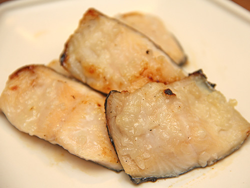 白身のニジマスに塩麹を塗って焼いただけ。30分置いてから焼くのがポイント。白身のニジマスだって、かなりの美味さ。絶品です
