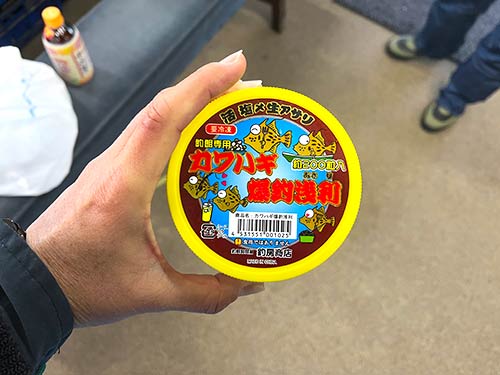 餌のアサリも販売。生餌は予約が必要