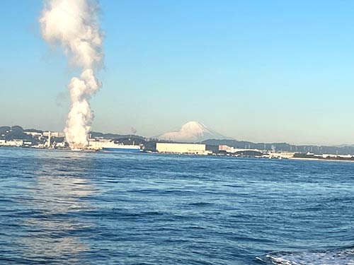 遠くには雪化粧した富士山