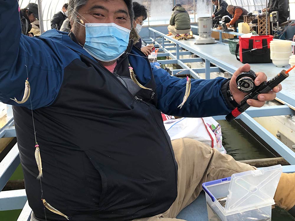 活性がいいと、このように一度に複数のワカサギを掛ける「一荷釣り」も可能。あっという間に100匹を超えることだって珍しくない。