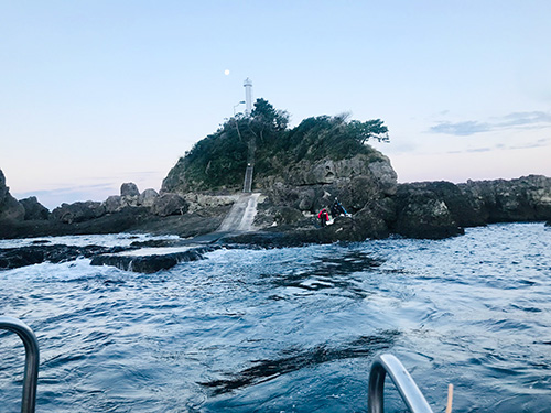 足場が抜群によい雌島の“船着け場”