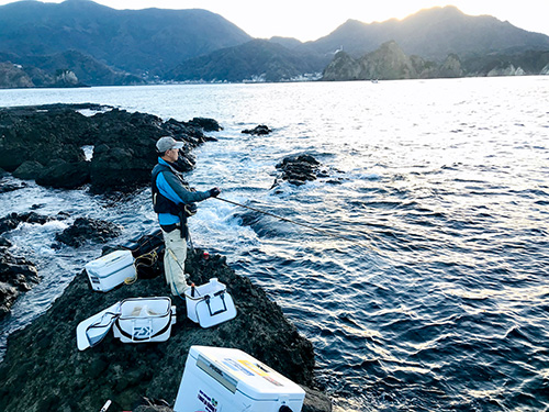竹中さんは港側に釣り座を構えた。左手は沈み根が多く、沖に向かって水深のある釣り場だ