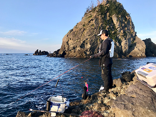 私は“水道側”に釣り座を構えた。右手の“水道側”は浅く、沖側は水深のある釣り場