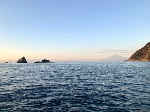 美しい富士山と田子島を眺めながら帰港した