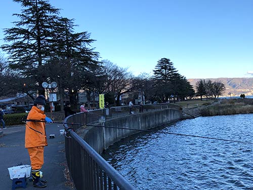 岸から釣る場合は、リールを使わずに振り出しの手竿で楽しむ人が比較的多い。水深的に問題ないなら、このほうが手返しよく釣ることができる。